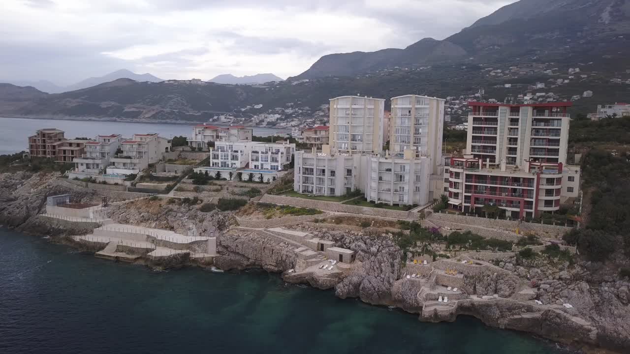 apartamentos costeros y complejo turístico con vistas a las montañas
