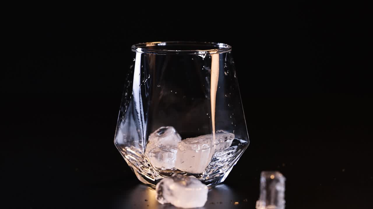 los cubos de hielo caen en un vaso secuencialmente