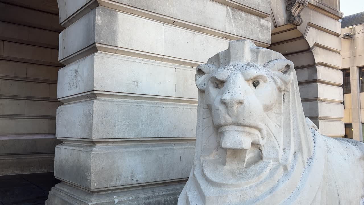 Lähikuva kivileijonapatsaasta Nottinghamin kaupungintalon ulkopuolella Old Market Squarella, Nottinghamin keskustassa, Englannissa. Ikoninen maamerkki ja kaupungin symboli.