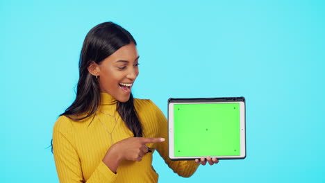 mujer feliz, tableta y apuntando a la maqueta