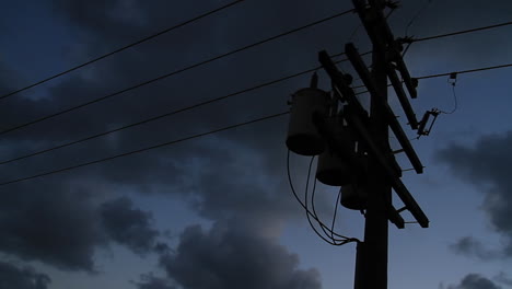 Stromleitungen-Vor-Einem-Dunklen-Himmel-Silhouettiert