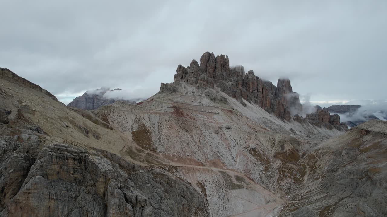 Dolomiti Italia - Passo di Falzarego - tempo nuvoloso 01.