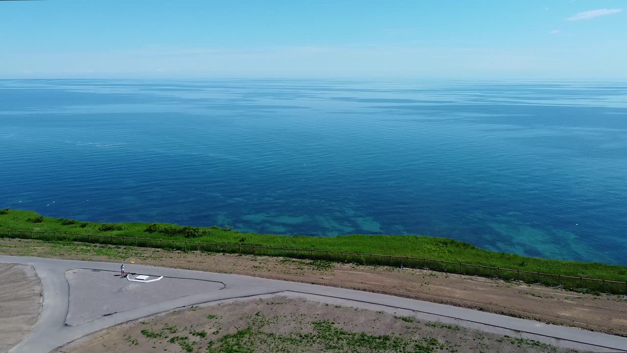 파란색 담수 호수 전망과 함께 새로운 주택 건설 현장 개발 토지