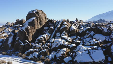 Antenne-Von-Alabama-Hills-Schneebedeckten-Abgerundeten-Felsformationen-Im-Winter