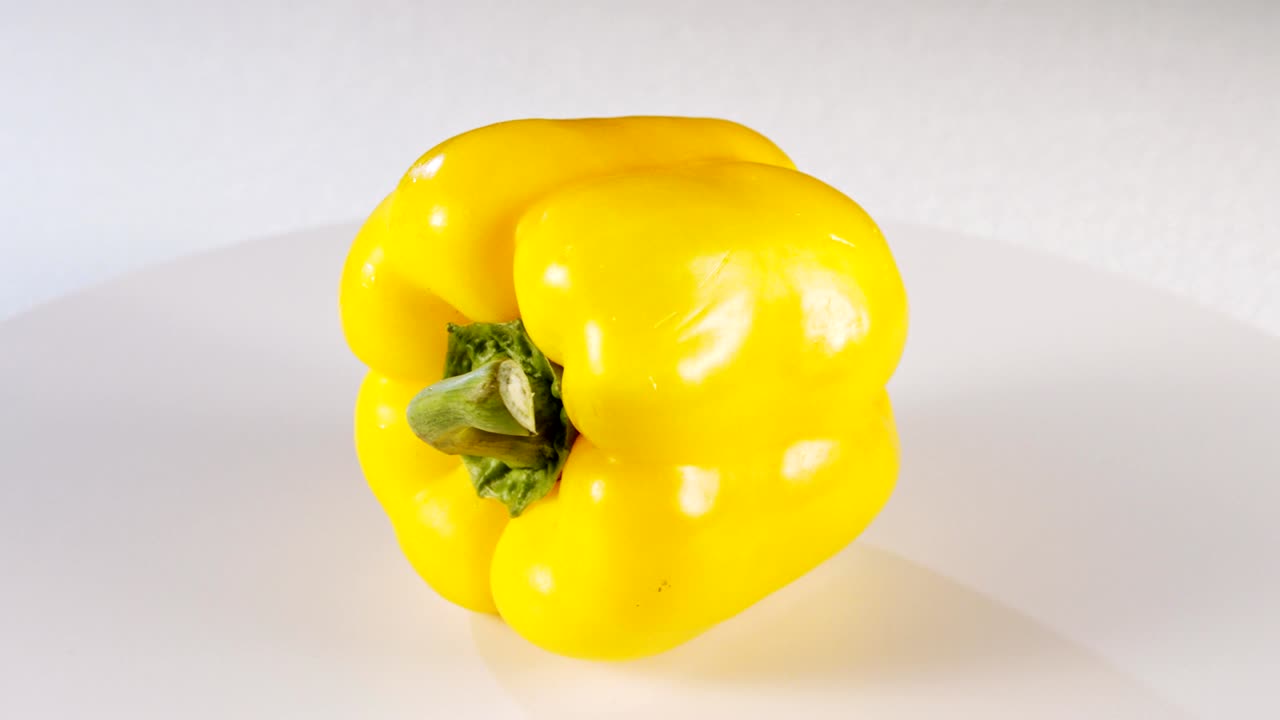 바탕 에 회전 하는 노란색 고추 를 닫으십시오