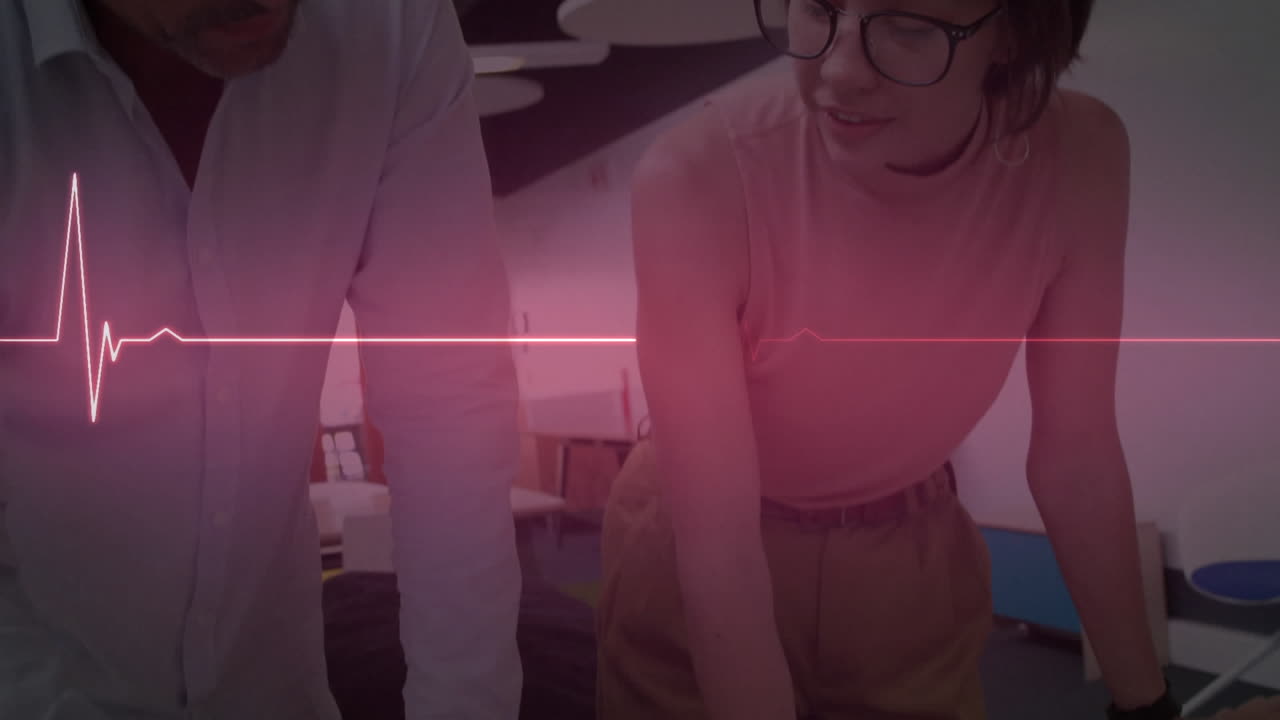 반 ⁇ 이는 분홍색 심박수 모니터의 애니메이션, 미소 짓는 남성과 여성 동료의 대화