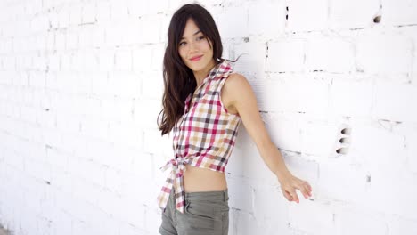 mujer de contenido con pantalones cortos y camiseta a cuadros