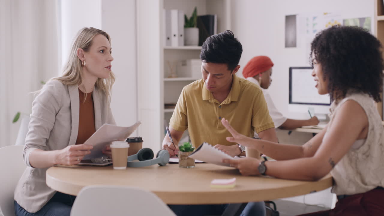 젊은 사업가 들 이 보고서 를 논의 하고 있다