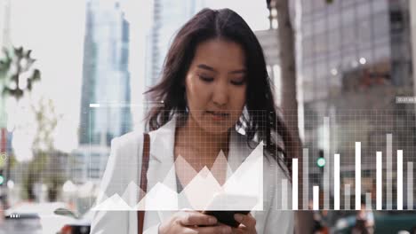 animación del procesamiento de datos sobre una mujer de negocios asiática que usa un teléfono inteligente