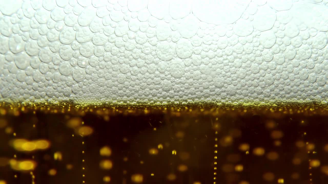 Macro plan of beer with bubbles