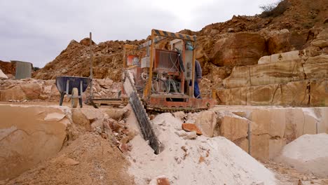 Motosierra-Diesel-De-Piedra-Cortando-Bloques-De-Piedra-Caliza-En-Una-Cantera,-Tiro-Medio-Bloqueado