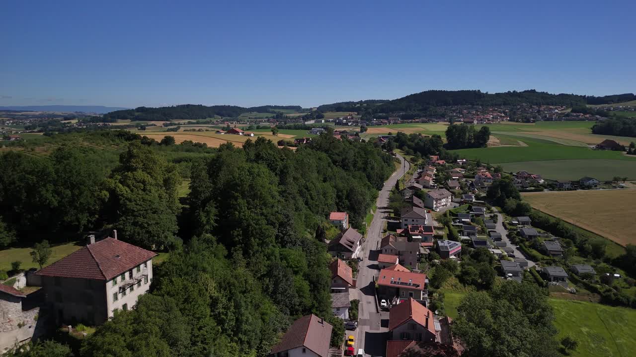Historické středověké ulice města Rue, Švýcarsko, Evropa, letecký pohled z dronu