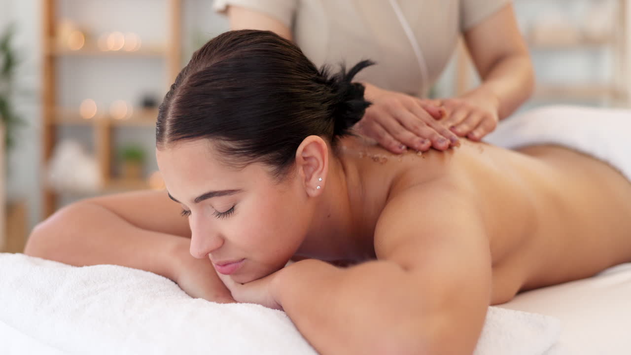 spa, exfoliación y espalda de la mujer con las manos