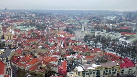 Toma-Aérea-Del-Casco-Antiguo-De-Vilnius-Lituania-En-Un-Día-De-Invierno