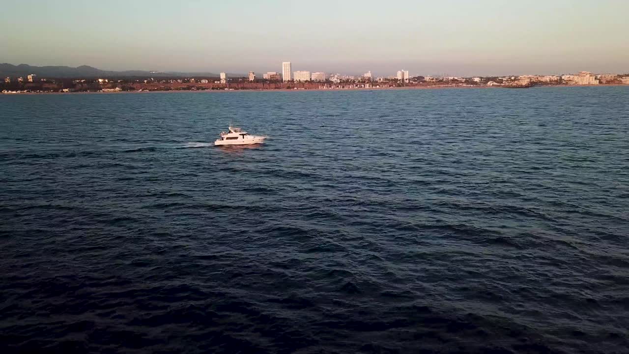 barco en la bahía de santa mónica durante la hermosa puesta de sol drone aéreo