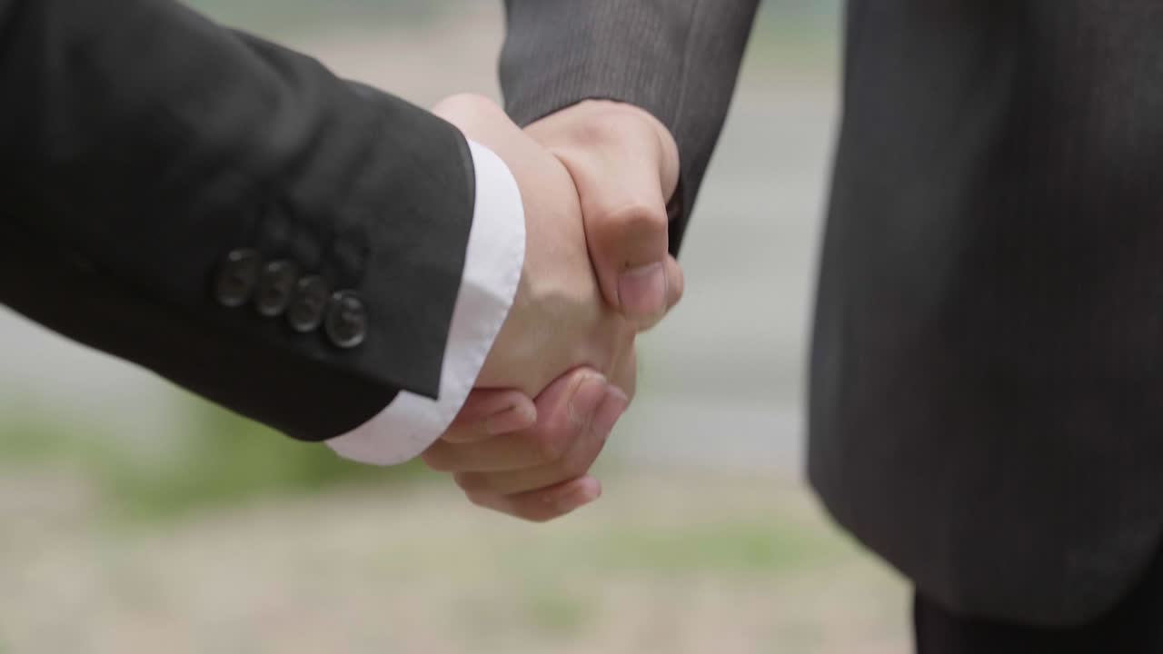 Un apretón de manos de negocios.