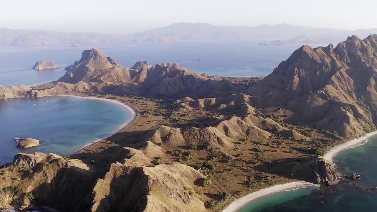 imágenes aéreas de la isla de padar, indonesia, conocida por sus escarpadas colinas y hermosas playas de arena virgen