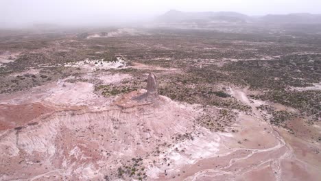 Amplia-Vista-De-Drones-Del-Pico-Y-Los-Rangos-Alrededor-Del-Bosque-Petrificado.