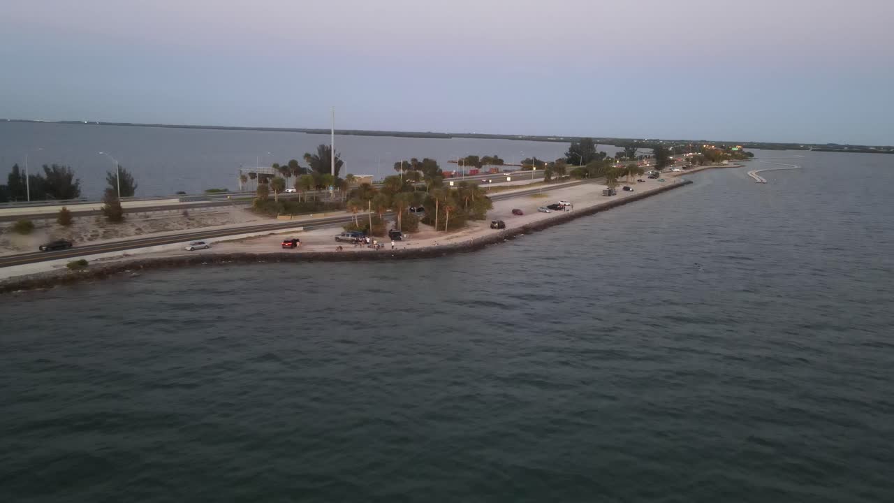 vista aérea del tráfico en el puente sunshine skyway