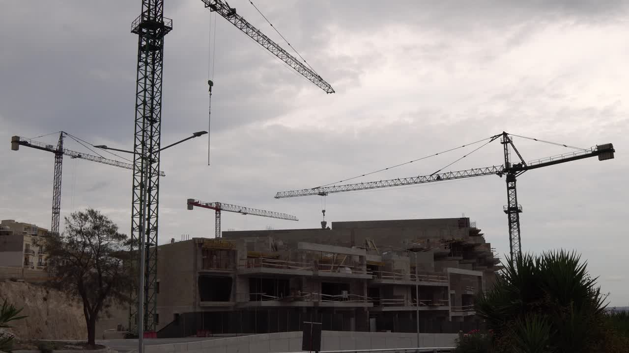 video de malta sobre una construcción en un día nublado y ventoso