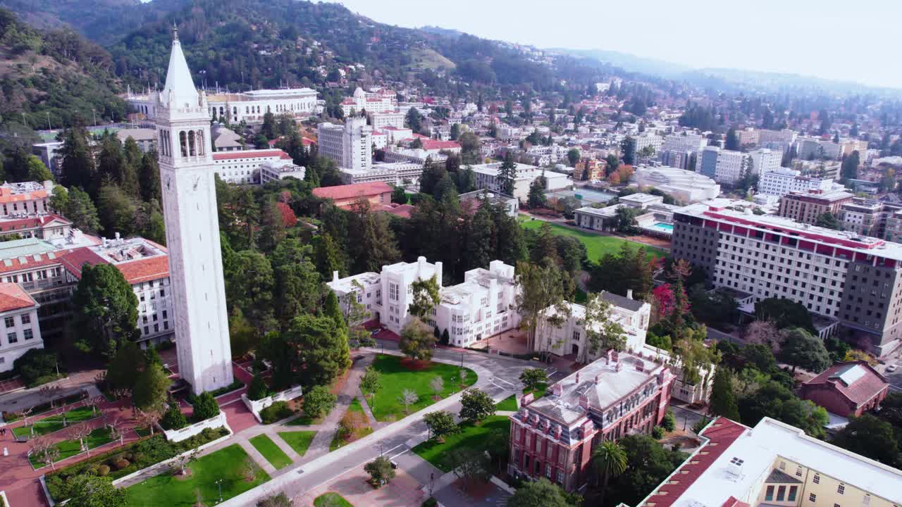 vista aérea, edificios y torre del campus de la universidad de california en berkeley