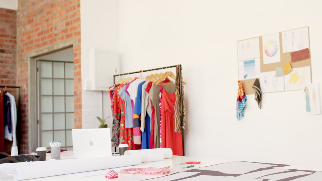 밝은 패션 스튜디오의 인테리어, 느린 모션