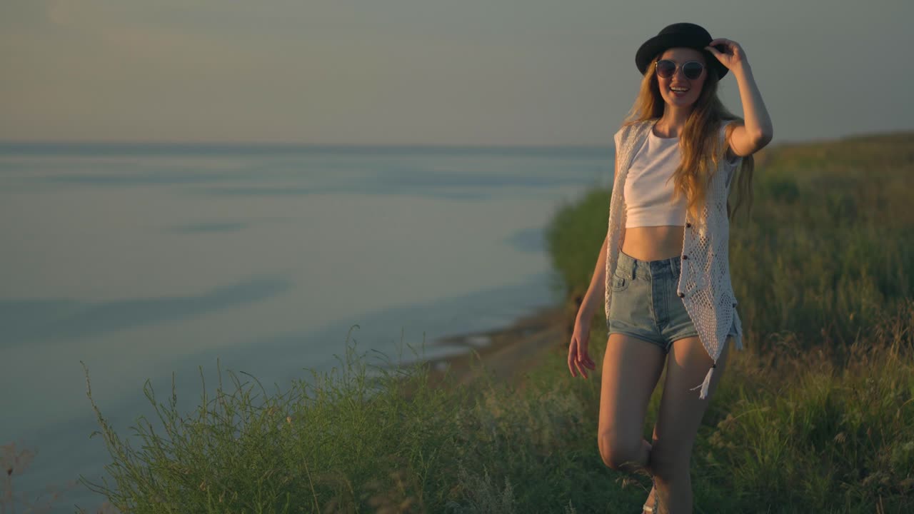 mujer disfrutando de un paseo al atardecer por el río