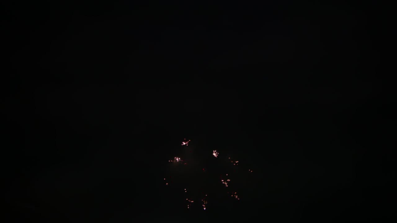 Fuochi d'artificio di Capodanno con sfondo nero e spazio per testo - 4K, Inquadratura ampia, Ripetibile