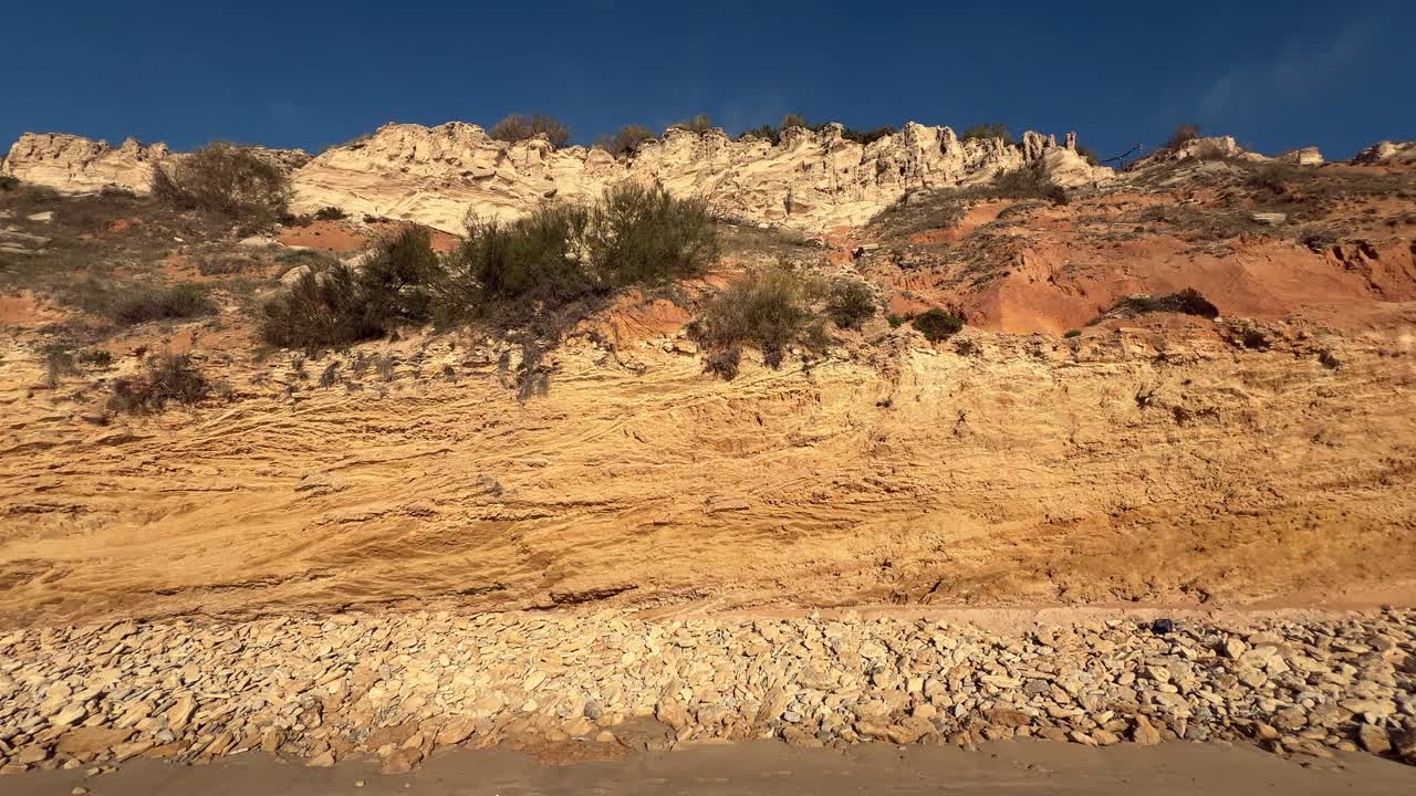 夕暮れの日焼けの崖に押し込む