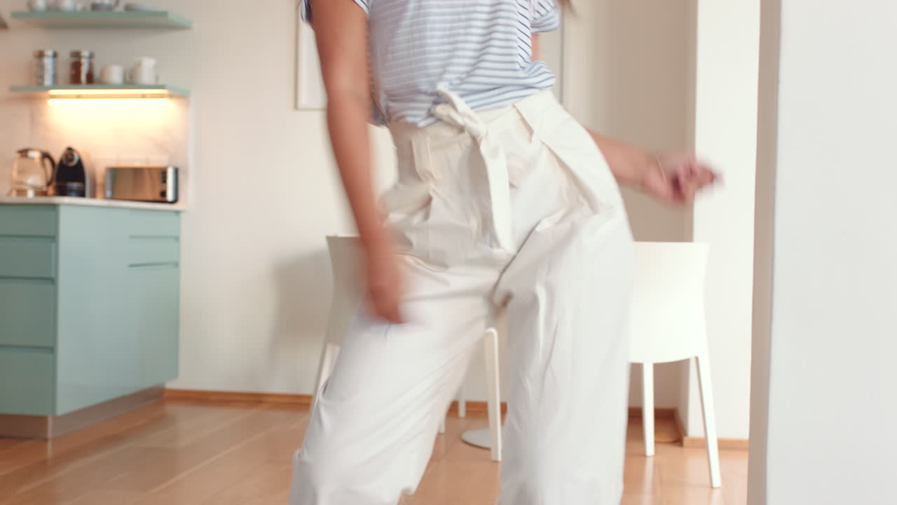 家庭のリビングで踊る女性