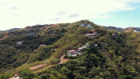 Luftaufnahmen-Von-Freistehenden-Premium-Villen-Auf-Dem-Obersten-Hügel-Der-Tropischen-Umgebung-Von-Guanacaste,-Costa-Rica