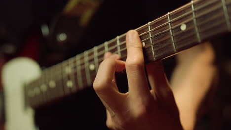 guitarrista tocando la guitarra acústica en el estudio