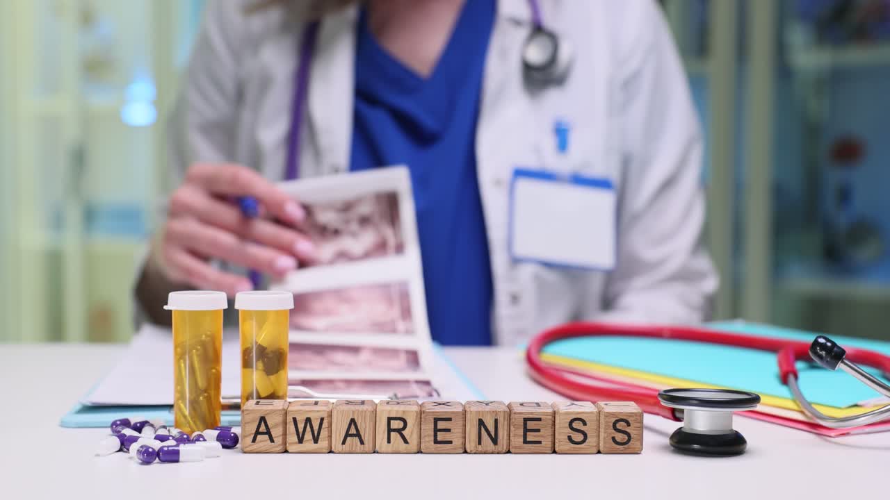 Lege gjennomgår medisinske dokumenter med informasjonsblokker og piller