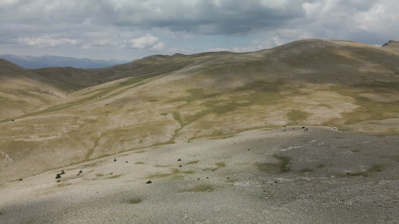 vista aérea de las sombras de las nubes moviéndose en el suelo en comabona, catalunya