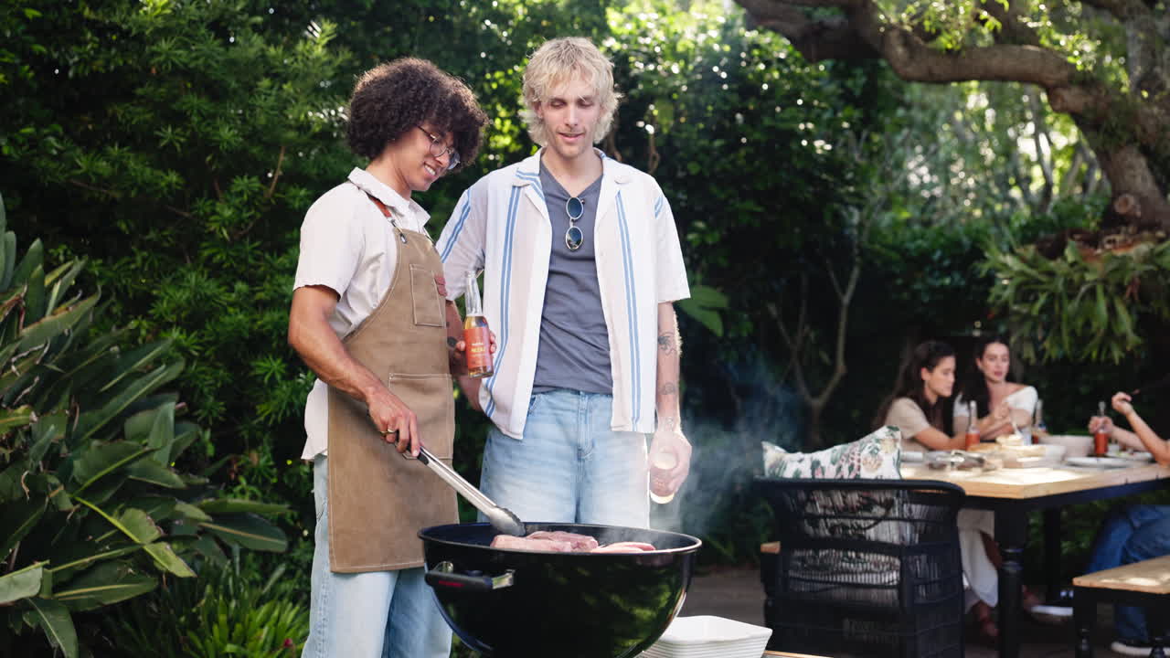 Dois Homens Grelhando Carne em uma Festa de Churrasco ao Ar Livre no Quintal