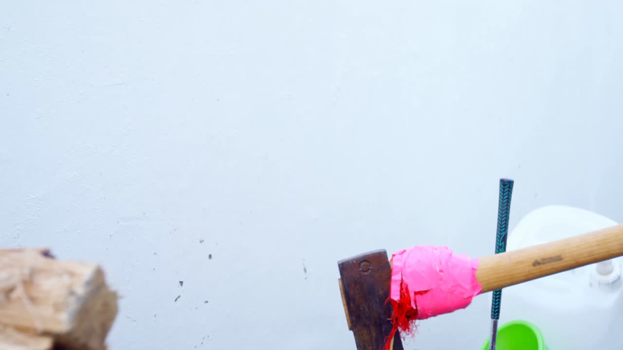 leñador masculino cortando troncos de madera con un hacha 4k