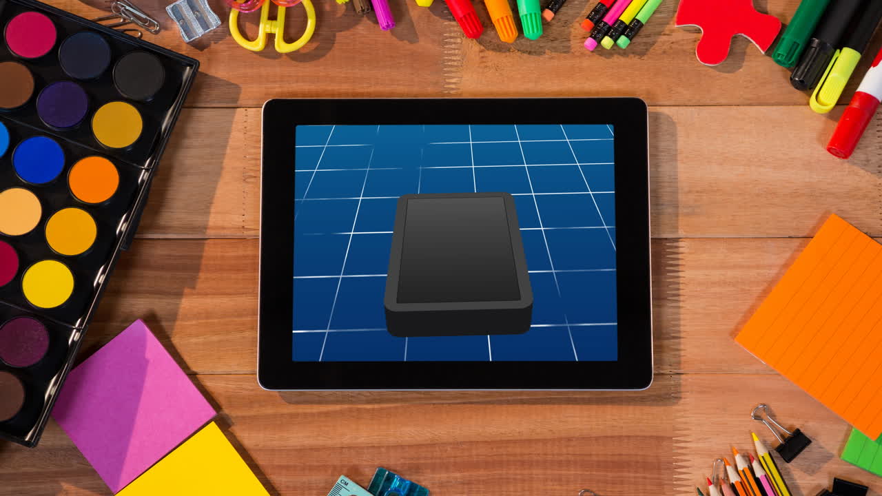 анимация чата и обработка данных на экране планшета над образовательным фоном