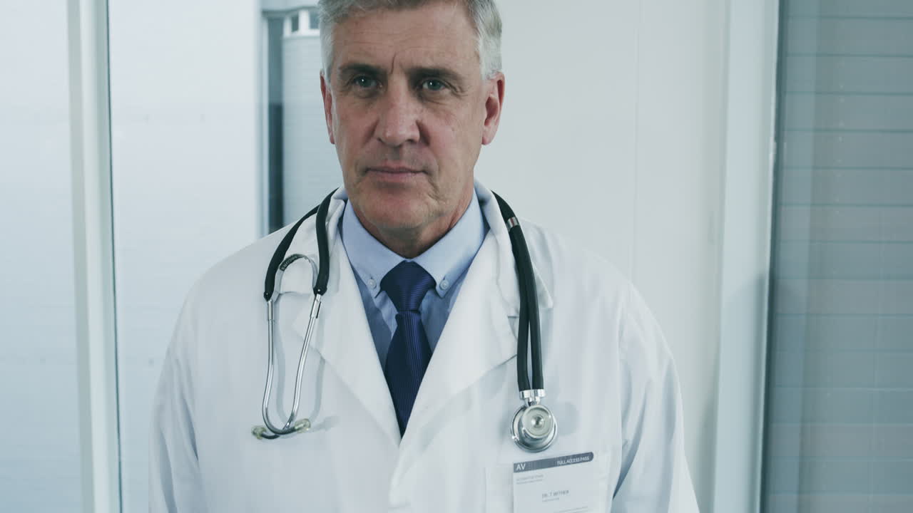 lékař na nemocniční chodbě