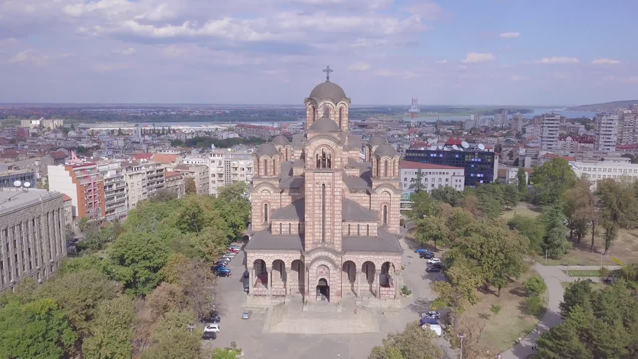increíble toma aérea de la iglesia de san marcos en el parque tasmajdan en belgrado