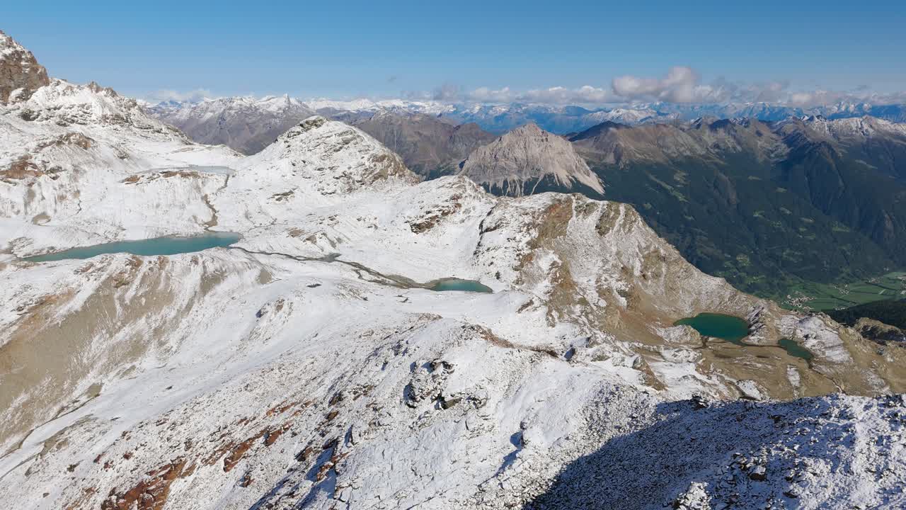 impresionante paisaje alpino visto desde la cima de la fuente