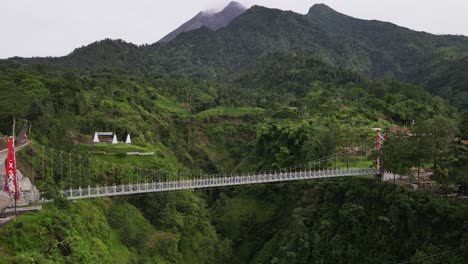 Ein-Touristenziel-Für-Die-Girpasang-hängebrücke,-Die-Eine-überquerungsmöglichkeit-Hat,-Nämlich-Die-Gondel-An-Den-Hängen-Des-Berges-Merapi