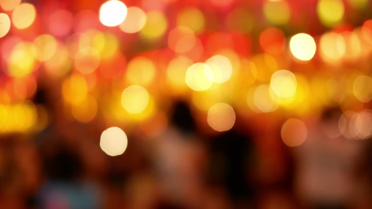 fondo de bokeh abstracto de la luz de la linterna thai lanna por la noche. conceptos de celebración en el festival yi peng.