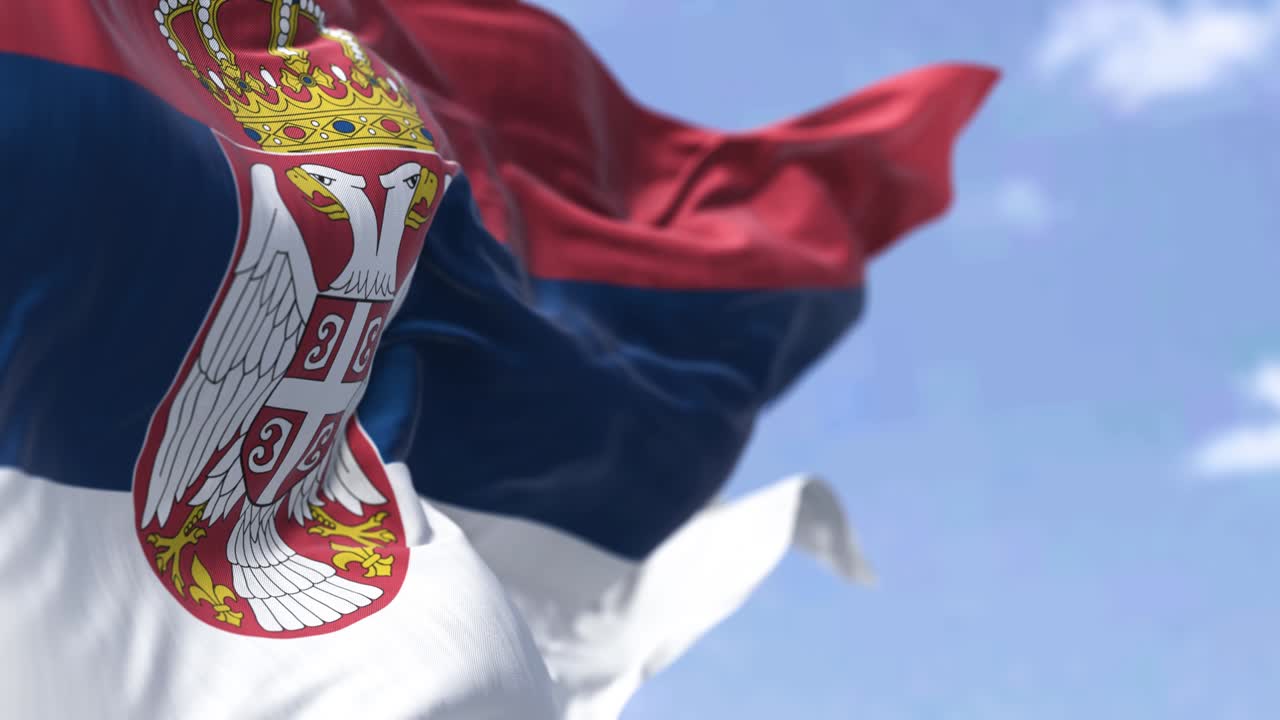 은 날 바람에 흔들리는 세르비아의 국기 상세한 모습