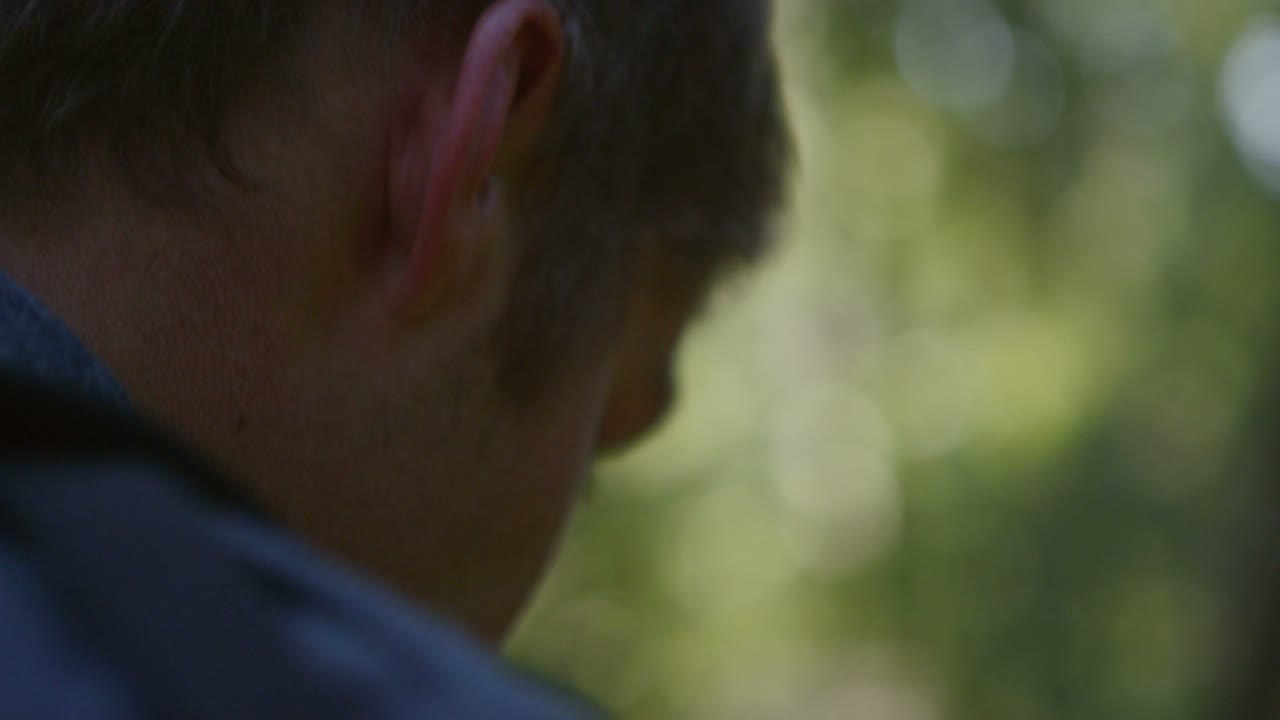 숲 속을 걷는 남자의 클로즈업