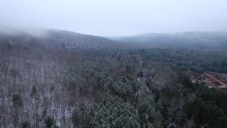 Imágenes-De-Video-De-Drones-Aéreos-De-Un-Hermoso-Día-Nevado-Y-Nublado-Con-Nubes-Bajas-En-Las-Montañas-Apalaches-Durante-El-Invierno