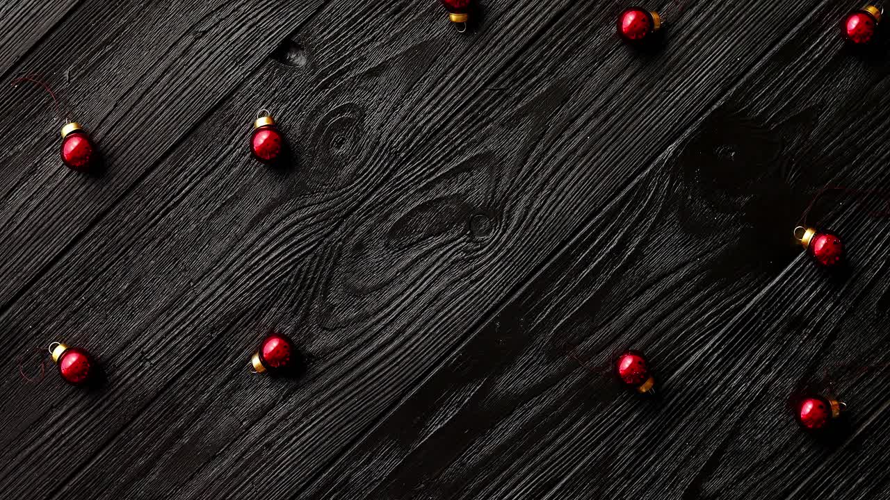 маленькие рождественские бусы на столе