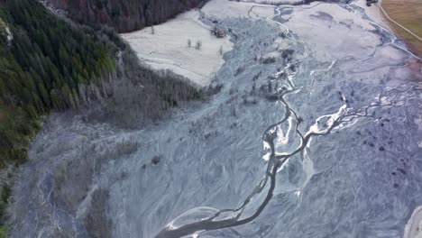 Zugefrorenes-Flussdelta-In-Einem-Tal-Im-Winter