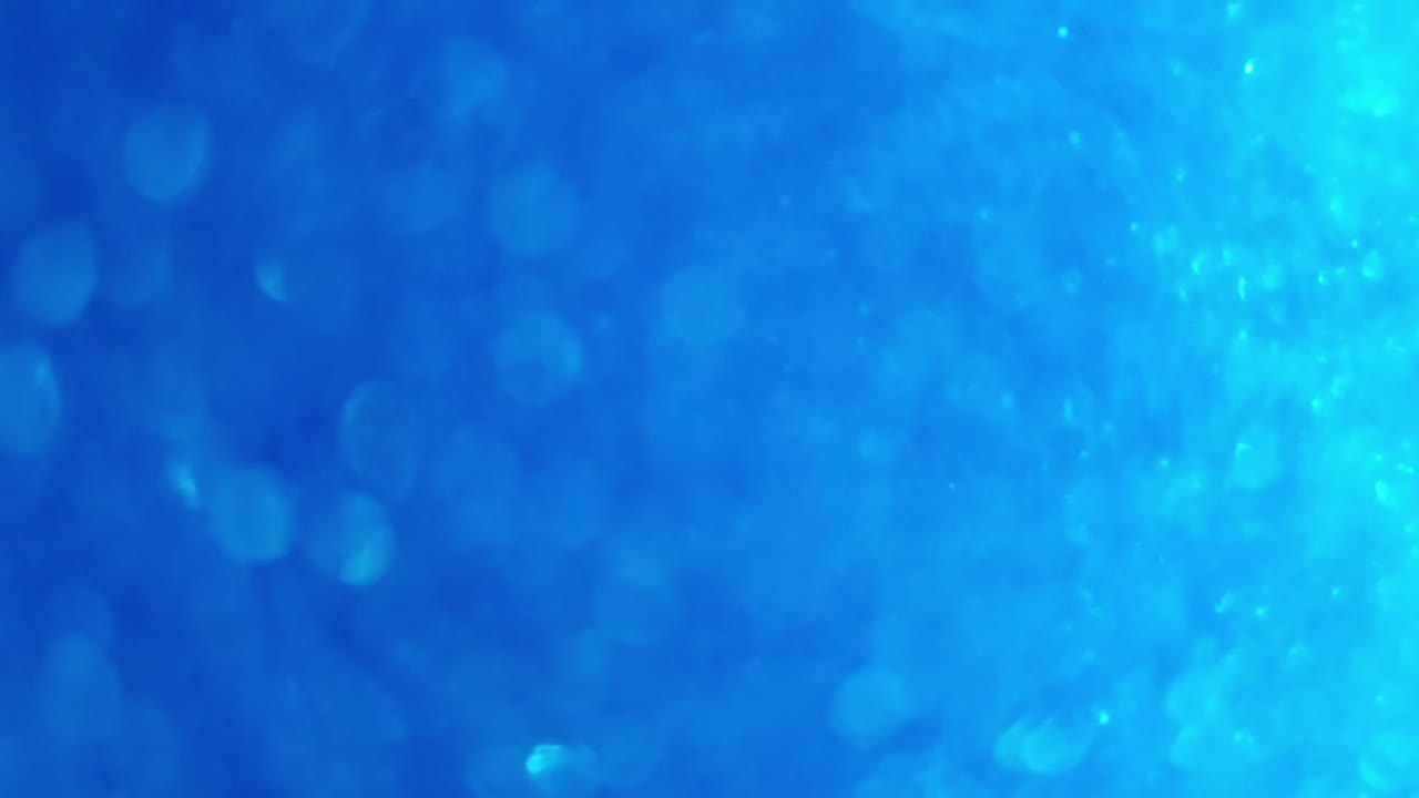 소용돌이치는 반짝임과 거품이 깜박이고 움직일 때 가벼운 펄스를 주는 짙은 푸른 바다 색상, 훌륭한 차분한 배경