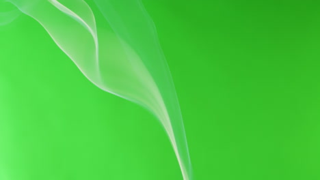 humo blanco sobre un fondo verde