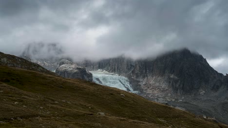 Gewitterwolken-Verwirbeln-Den-Rhonegletscher,-Während-Das-Sonnenlicht-Auf-Der-Wiese-Am-Furkapass-In-Der-Schweiz-Tanzt